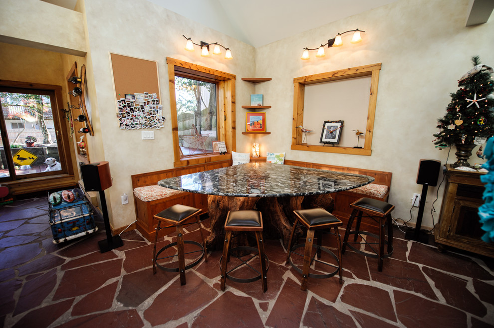 Immagine di una grande sala da pranzo aperta verso il soggiorno stile rurale con pareti multicolore e pavimento in ardesia