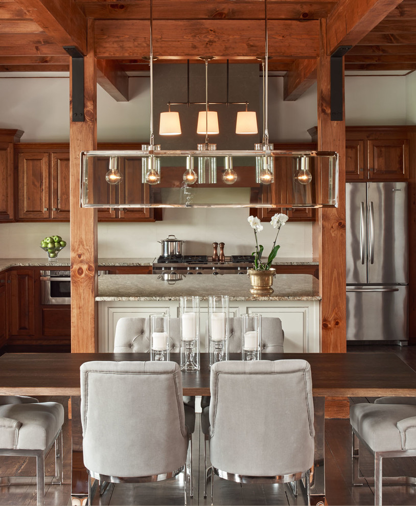 Ispirazione per una sala da pranzo aperta verso la cucina stile rurale con pareti bianche