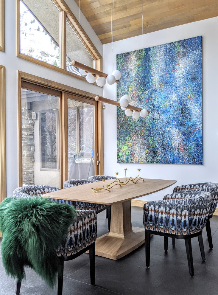 Rustikale Wohnküche ohne Kamin mit weißer Wandfarbe, Porzellan-Bodenfliesen und schwarzem Boden in Salt Lake City