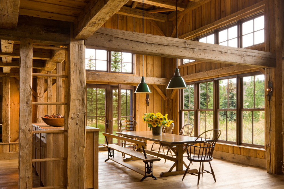 Exemple d'une salle à manger montagne avec un sol en bois brun et aucune cheminée.