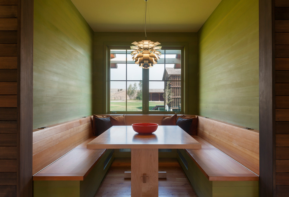 Cette photo montre une salle à manger montagne avec un mur vert.