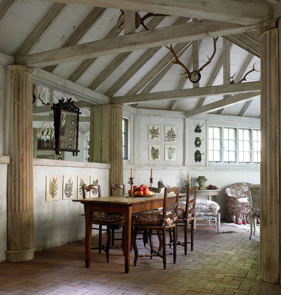Foto di una grande sala da pranzo stile rurale con pavimento in mattoni e pareti beige