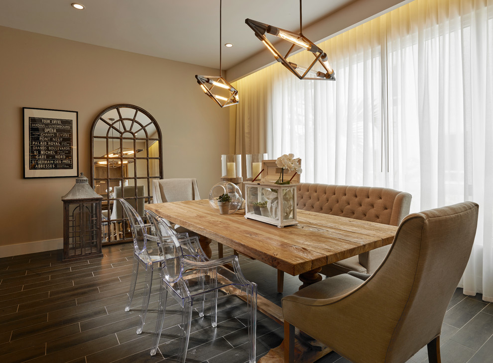 Idee per una grande sala da pranzo aperta verso la cucina rustica con pareti beige e pavimento in gres porcellanato
