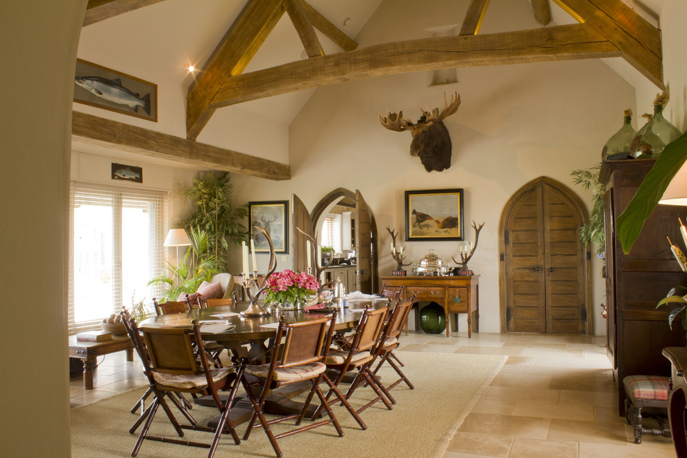 Esempio di una sala da pranzo rustica con pareti beige e pavimento in travertino