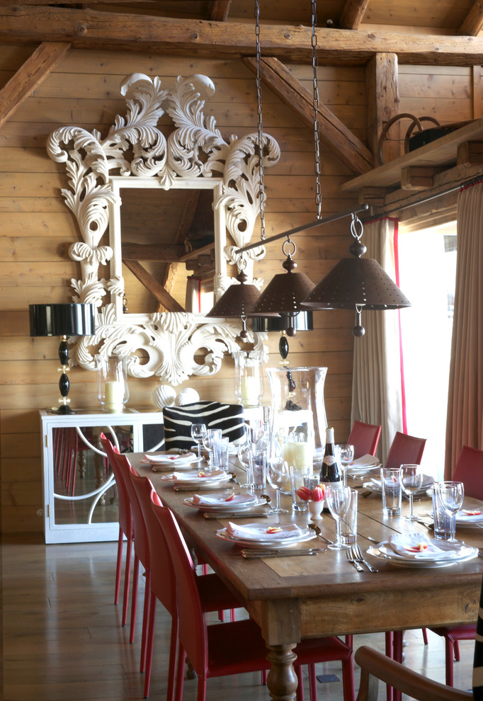 Foto di una grande sala da pranzo rustica chiusa con pareti marroni, pavimento in legno massello medio e nessun camino