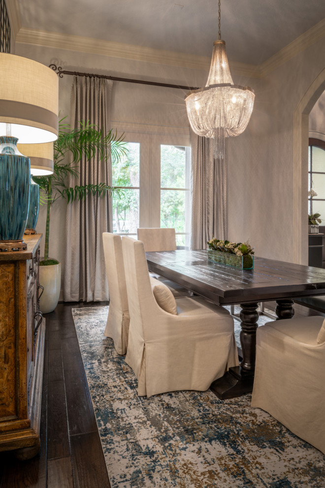 This is an example of a traditional dining room in Houston.