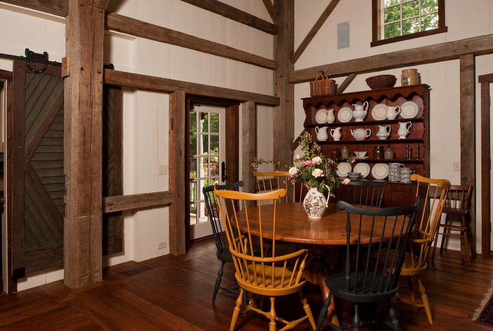 Imagen de comedor de estilo de casa de campo con paredes blancas y suelo de madera oscura