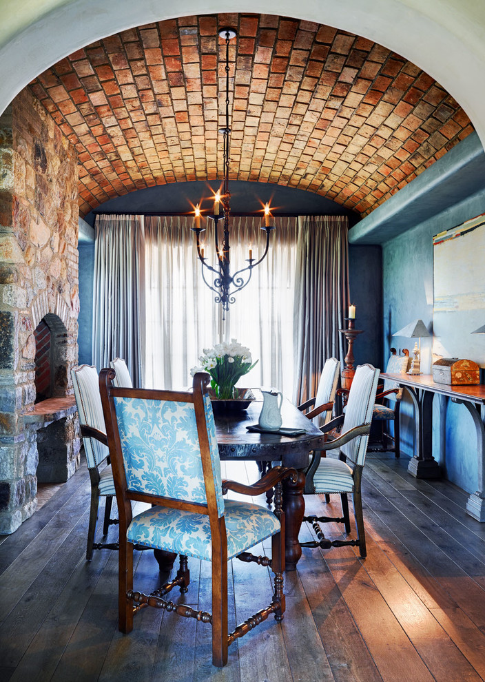 Cette image montre une salle à manger méditerranéenne de taille moyenne avec un mur bleu et parquet foncé.