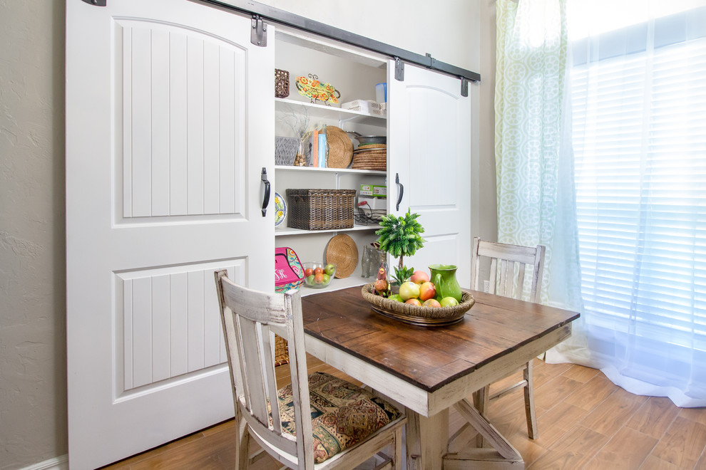 Exemple d'une salle à manger ouverte sur la cuisine nature de taille moyenne avec un mur beige, parquet clair, aucune cheminée et un sol beige.