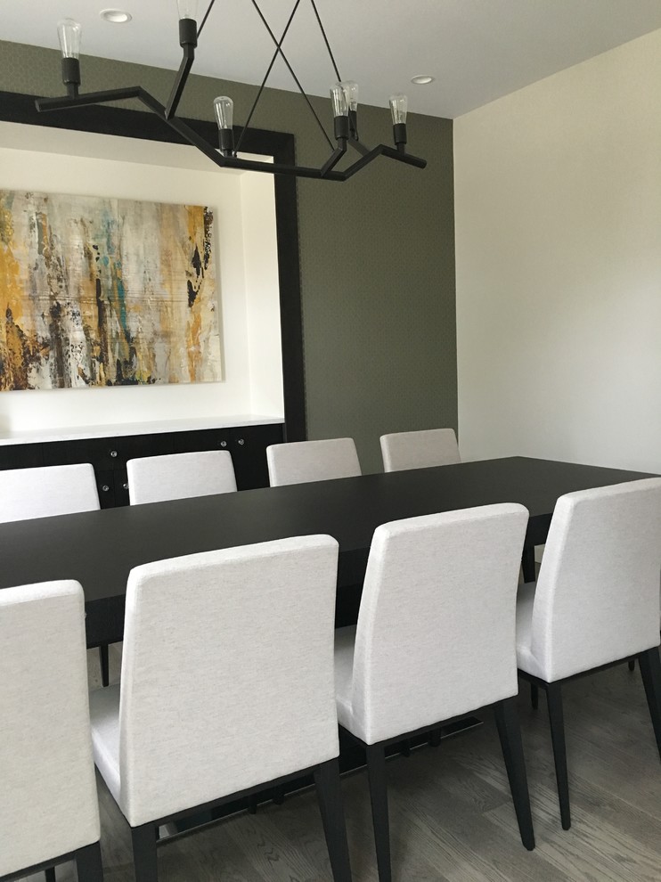 Esempio di una sala da pranzo contemporanea chiusa e di medie dimensioni con pareti grigie, parquet chiaro e nessun camino