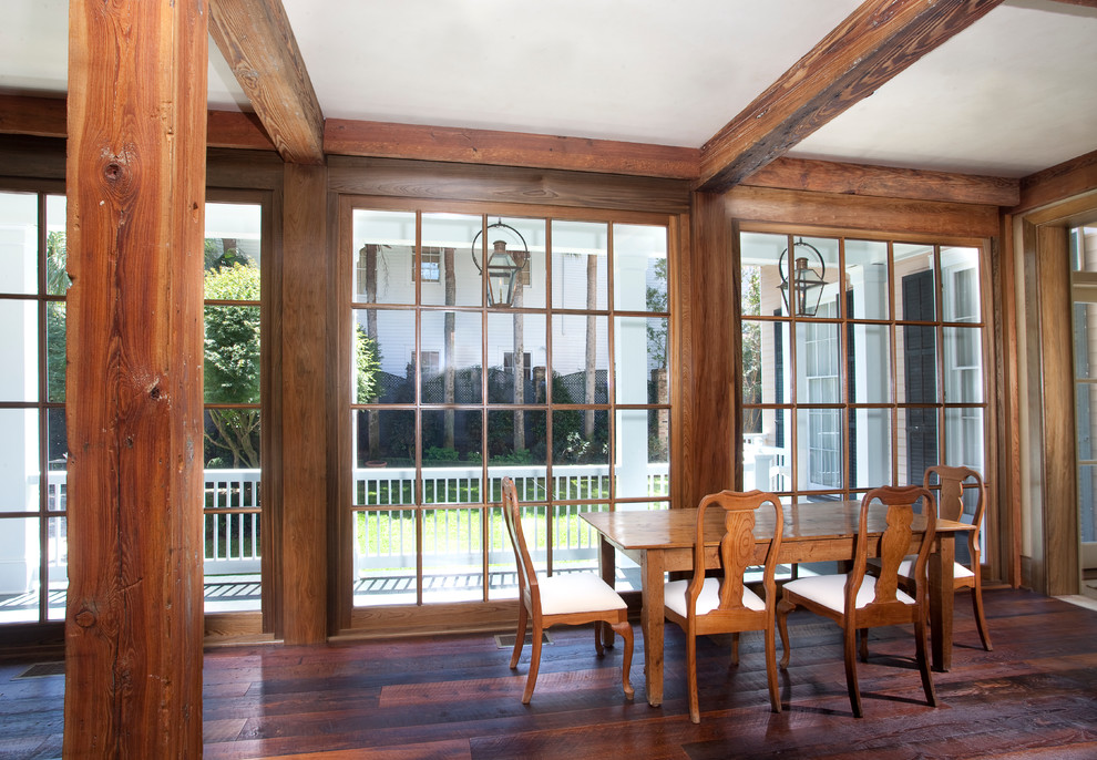 Foto di una sala da pranzo aperta verso il soggiorno rustica di medie dimensioni con parquet scuro e pavimento marrone