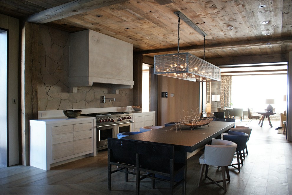 Пример оригинального дизайна: кухня-столовая среднего размера в стиле рустика с коричневыми стенами и темным паркетным полом без камина
