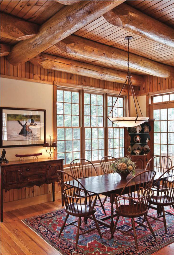 Ispirazione per una sala da pranzo stile rurale chiusa e di medie dimensioni con pareti beige, pavimento in legno massello medio e pavimento marrone