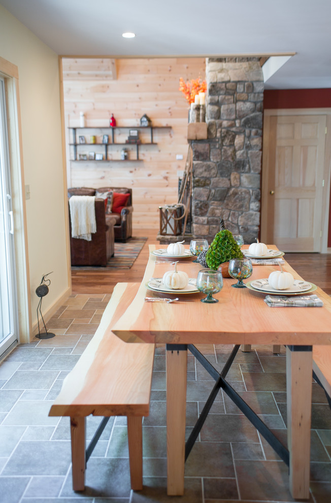 Diseño de comedor de cocina rústico de tamaño medio con paredes blancas, suelo de pizarra y suelo gris