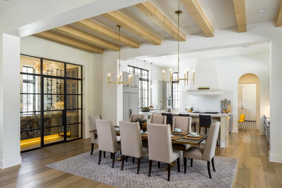 Ispirazione per una grande sala da pranzo aperta verso la cucina tradizionale con pareti bianche, pavimento marrone e parquet chiaro