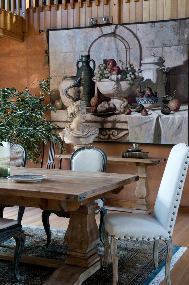 Свежая идея для дизайна: столовая в стиле рустика с коричневыми стенами и светлым паркетным полом - отличное фото интерьера