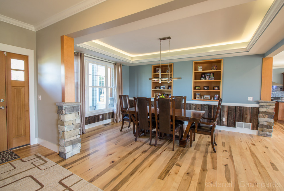 Diseño de comedor rústico grande abierto con paredes azules y suelo de madera clara