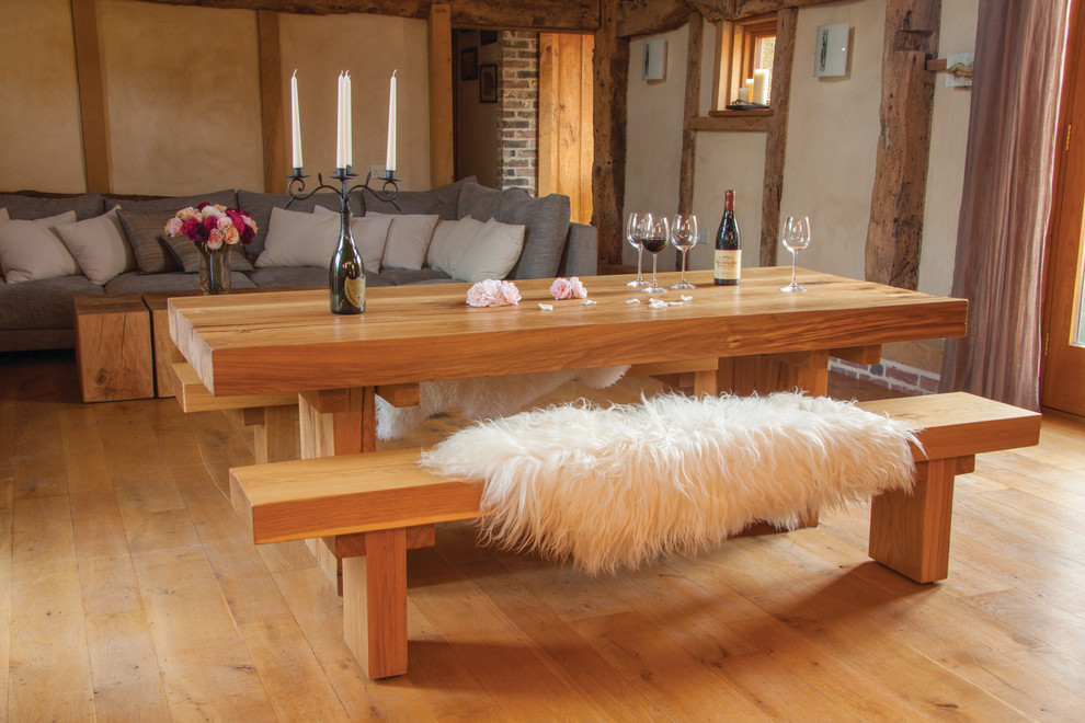 Idee per una grande sala da pranzo aperta verso il soggiorno rustica con pareti beige e pavimento in legno massello medio