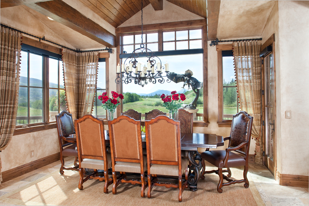 Cette image montre une salle à manger traditionnelle fermée et de taille moyenne avec un mur beige et un sol en carrelage de porcelaine.