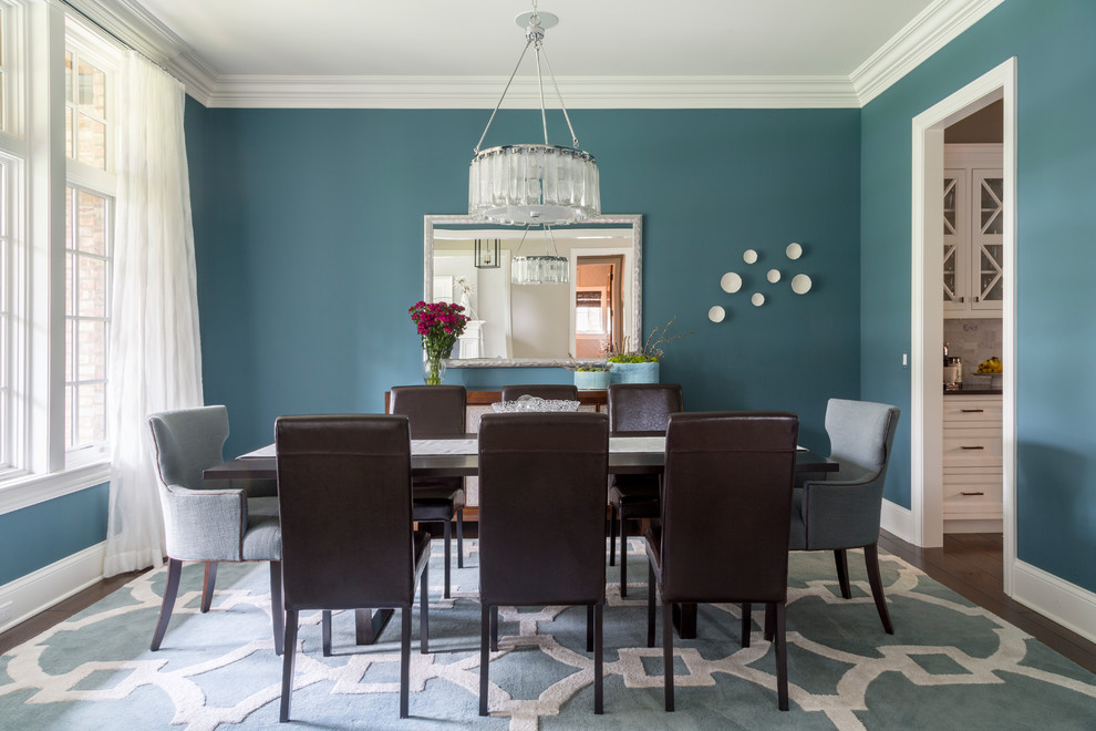 На фото: отдельная столовая в стиле неоклассика (современная классика) с синими стенами и темным паркетным полом без камина с