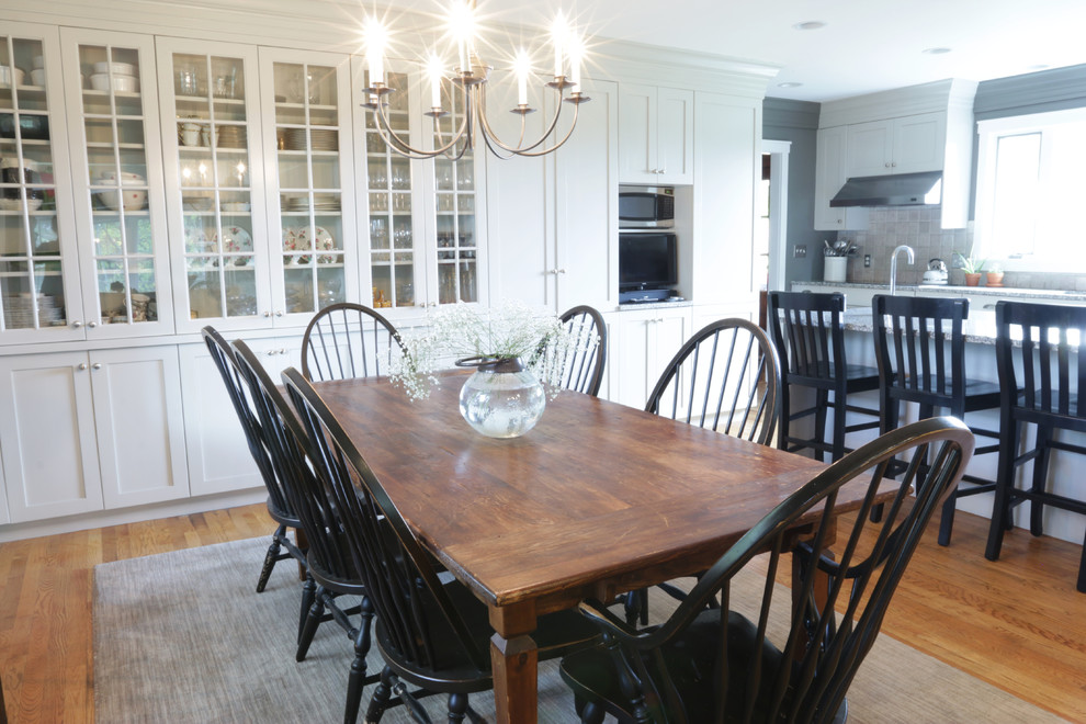 Idée de décoration pour une salle à manger ouverte sur la cuisine champêtre de taille moyenne avec un mur gris, un sol en bois brun, aucune cheminée et un sol marron.