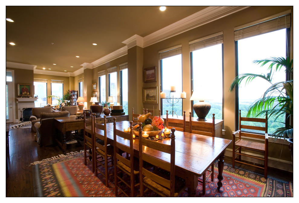 Ispirazione per una sala da pranzo aperta verso la cucina minimalista di medie dimensioni con pareti beige e pavimento in legno massello medio