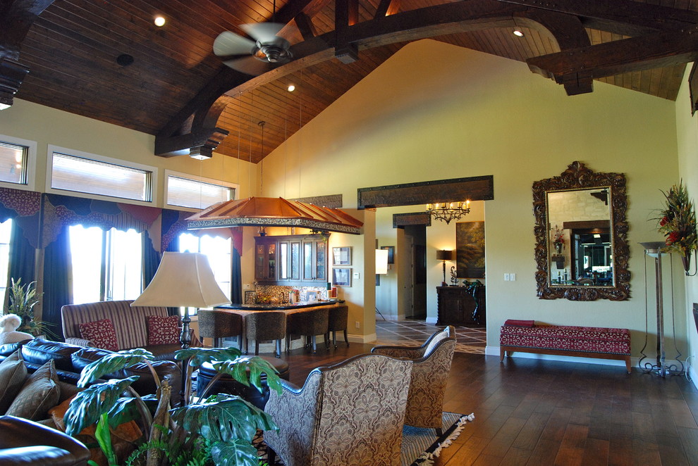 Immagine di una grande sala da pranzo stile rurale con pareti beige e parquet scuro