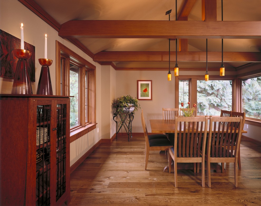 Immagine di una grande sala da pranzo american style chiusa con pareti beige e parquet chiaro