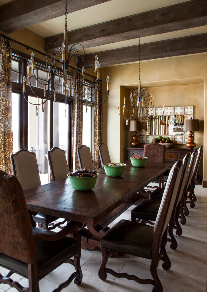 Esempio di una sala da pranzo rustica chiusa con pareti gialle