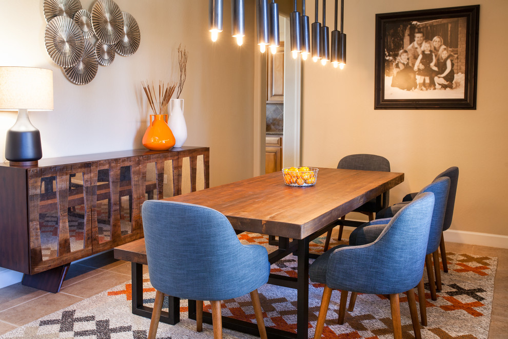 Immagine di una grande sala da pranzo aperta verso il soggiorno moderna con pareti beige