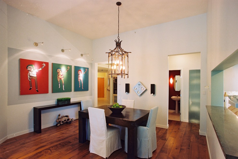 Bild på ett mellanstort funkis kök med matplats, med vita väggar, mellanmörkt trägolv, en standard öppen spis, en spiselkrans i trä och brunt golv