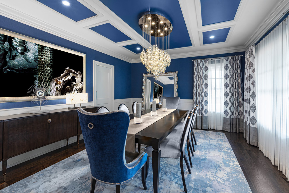 Стильный дизайн: отдельная столовая среднего размера в морском стиле с синими стенами, темным паркетным полом и коричневым полом без камина - последний тренд