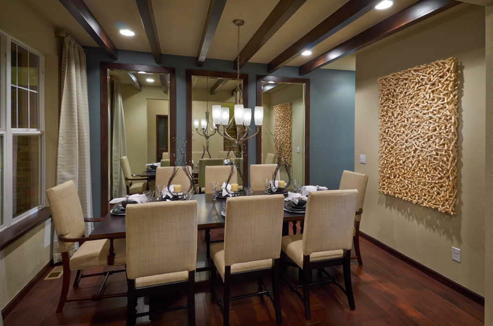 Imagen de comedor actual con paredes beige, suelo de madera oscura y cortinas