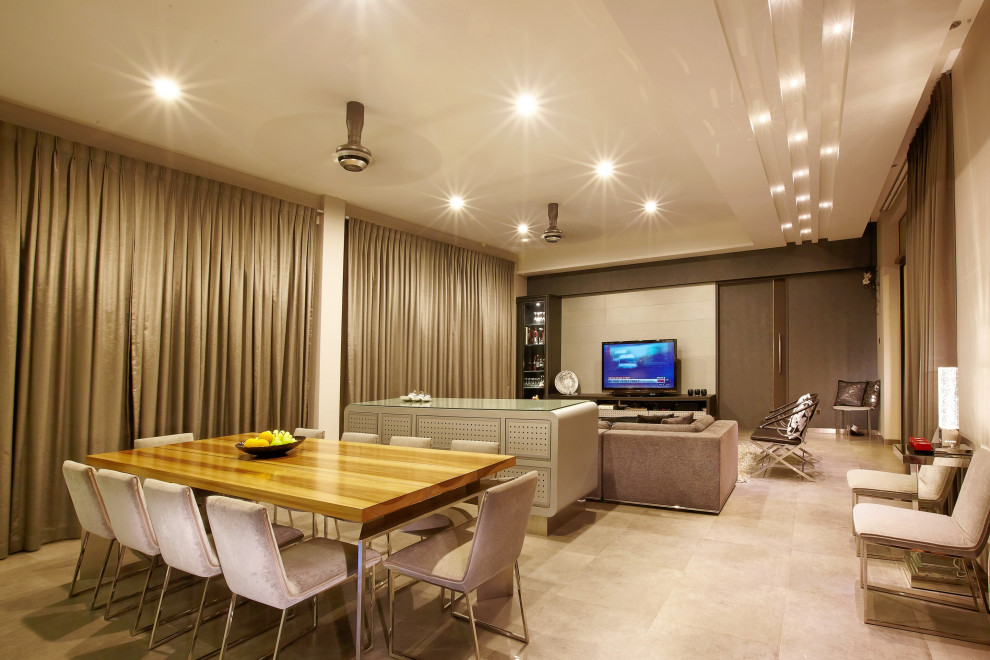 На фото: гостиная-столовая среднего размера в современном стиле с коричневыми стенами, полом из керамической плитки, кессонным потолком, панелями на стенах и серым полом с