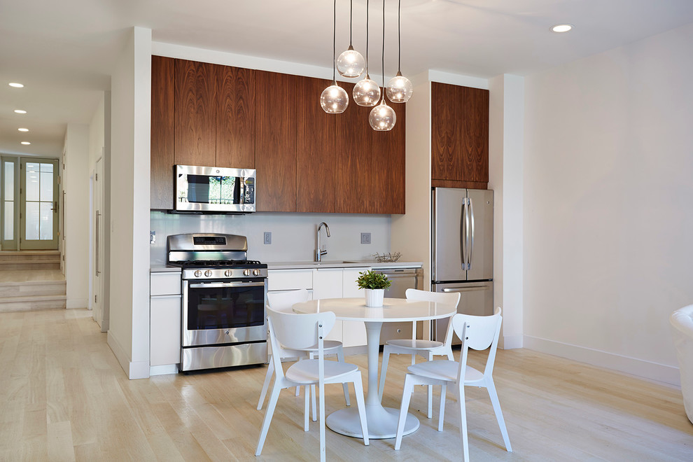 Mittelgroße Moderne Wohnküche mit hellem Holzboden und weißem Boden in New York