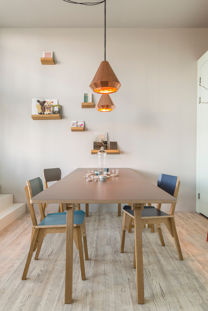 Свежая идея для дизайна: столовая в скандинавском стиле с светлым паркетным полом без камина - отличное фото интерьера