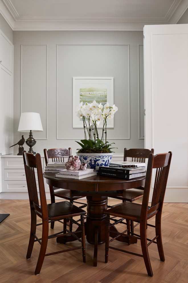 Idee per una sala da pranzo classica con pareti grigie, pavimento in legno massello medio e pavimento marrone