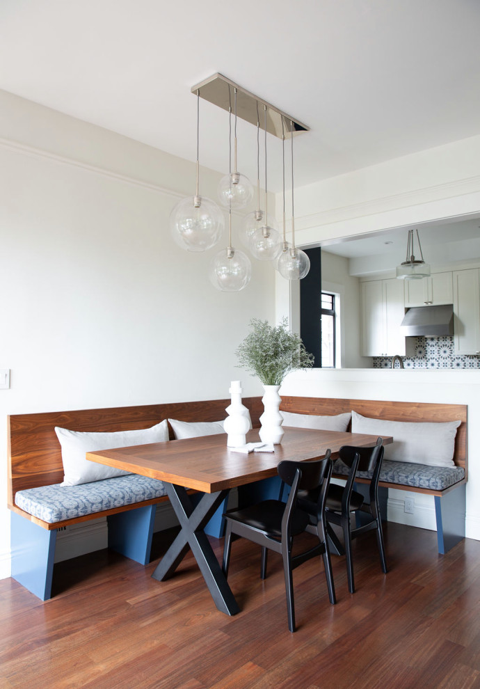 Стильный дизайн: столовая в стиле неоклассика (современная классика) с с кухонным уголком, белыми стенами, паркетным полом среднего тона и коричневым полом - последний тренд