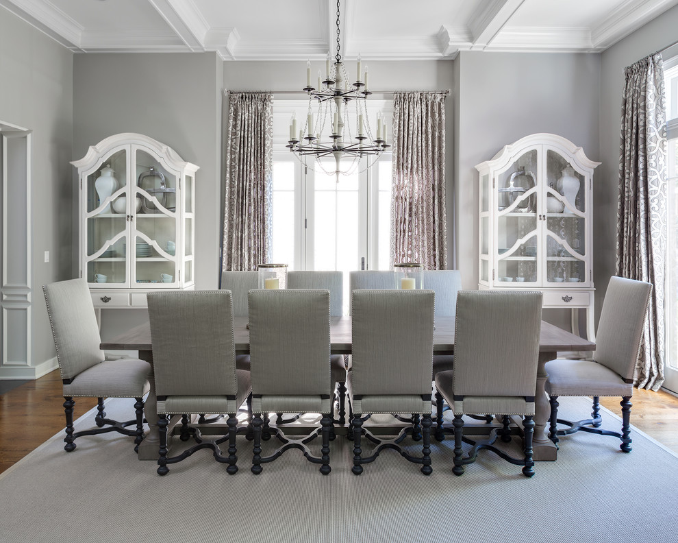 Источник вдохновения для домашнего уюта: большая отдельная столовая в стиле неоклассика (современная классика) с серыми стенами, паркетным полом среднего тона и коричневым полом