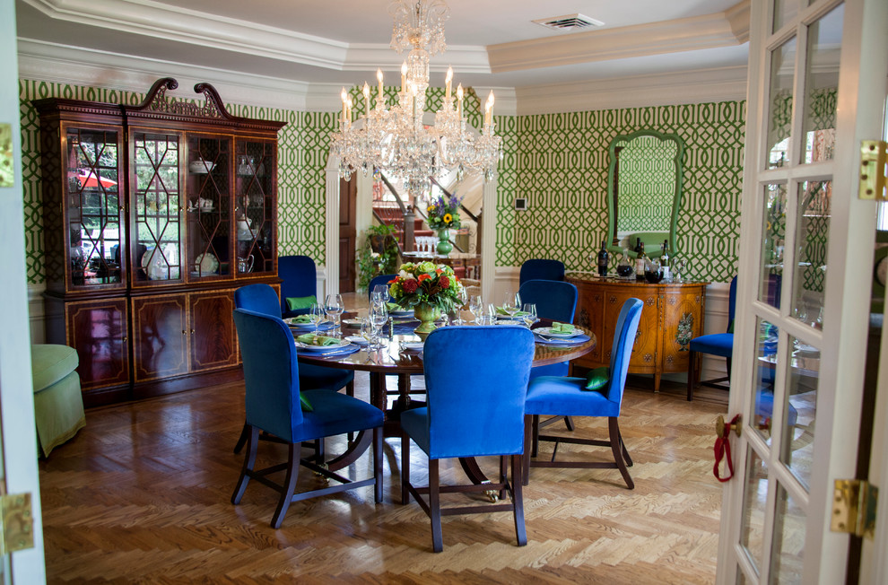 Foto di una sala da pranzo eclettica chiusa e di medie dimensioni con pareti verdi, pavimento in legno massello medio, nessun camino e pavimento marrone
