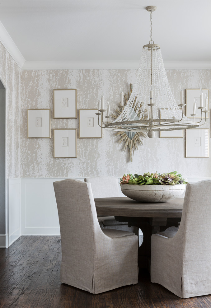 Idee per una sala da pranzo classica con pareti grigie, parquet scuro e pavimento marrone