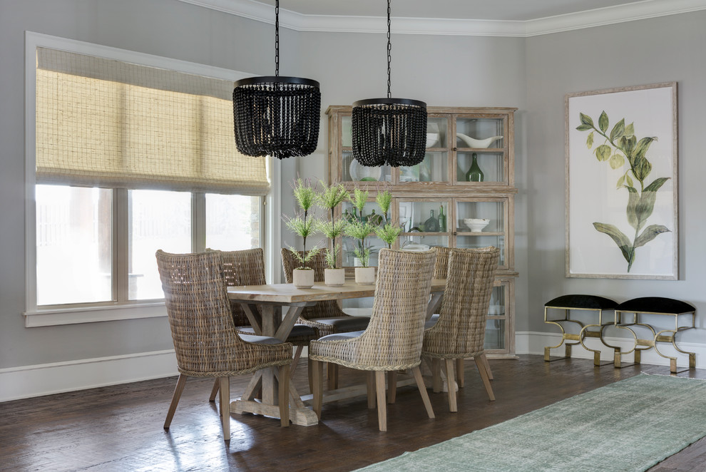 Источник вдохновения для домашнего уюта: столовая в классическом стиле с серыми стенами, темным паркетным полом и коричневым полом
