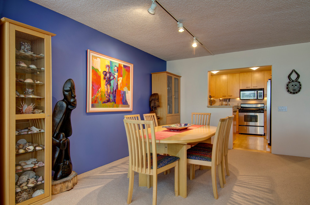 Mittelgroße Moderne Wohnküche ohne Kamin mit lila Wandfarbe, Teppichboden und beigem Boden in Denver