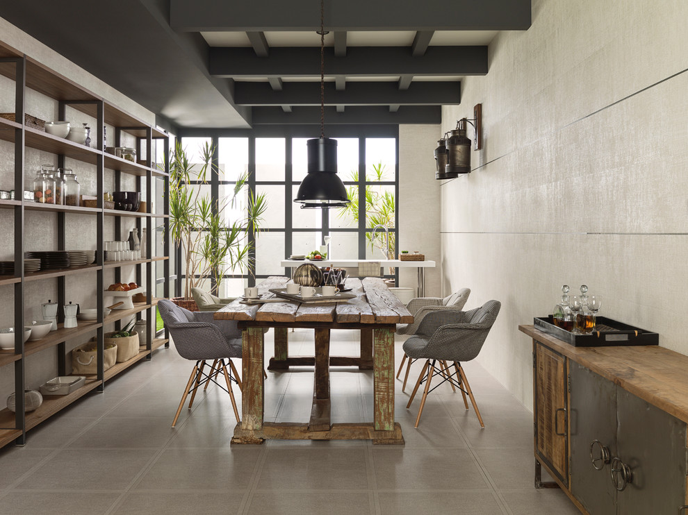 Diseño de comedor industrial con paredes beige, suelo de baldosas de porcelana y suelo gris