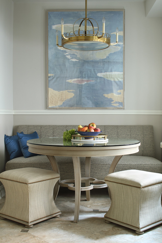 На фото: столовая в стиле неоклассика (современная классика) с серыми стенами с