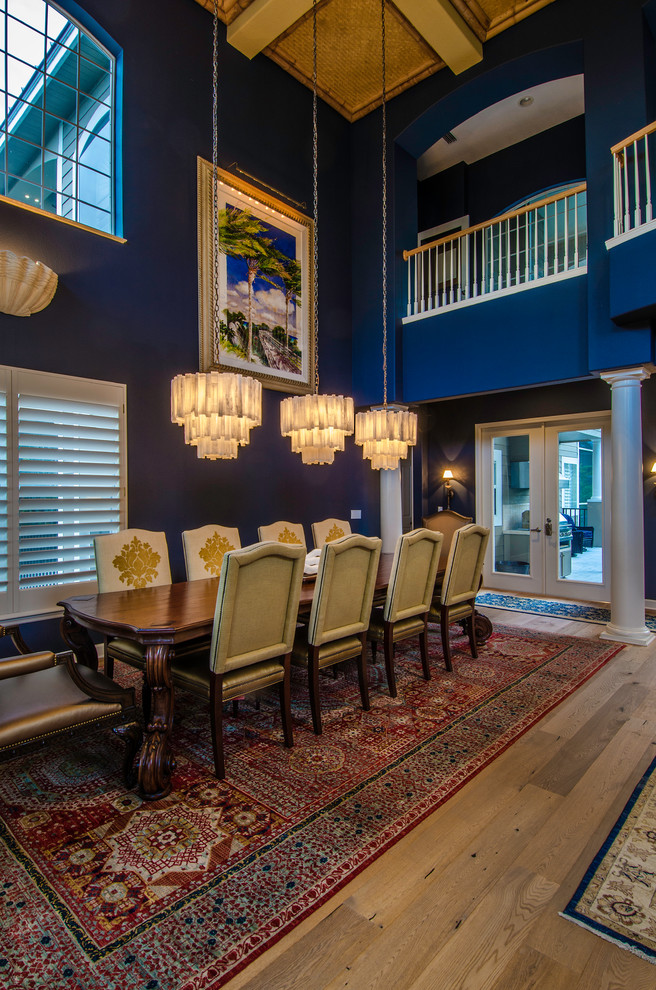 Klassisches Esszimmer mit blauer Wandfarbe und braunem Holzboden in Tampa