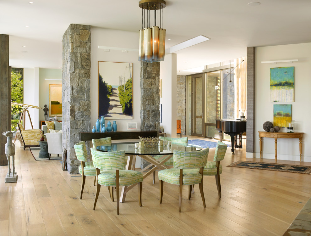 Inspiration pour une salle à manger design avec un mur beige et un sol en bois brun.