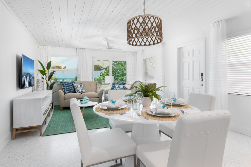 Idée de décoration pour une petite salle à manger ouverte sur la cuisine marine avec un mur blanc, un sol en carrelage de céramique, un sol blanc et un plafond en bois.