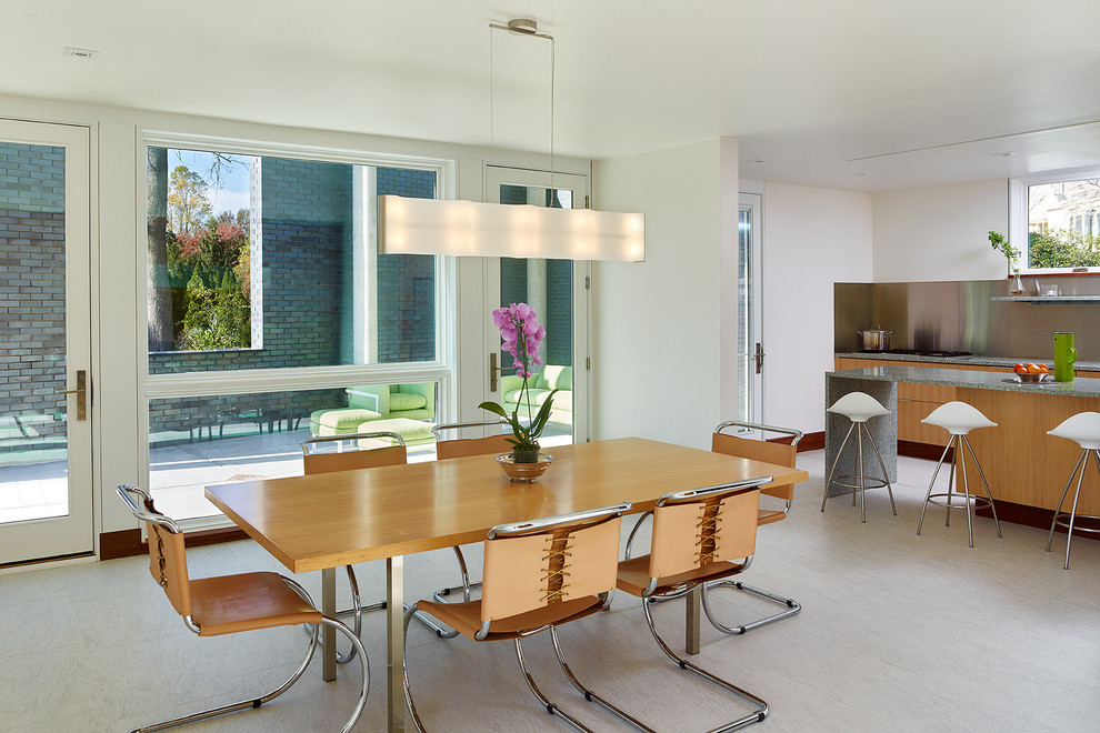 Стильный дизайн: кухня-столовая в современном стиле с белыми стенами и полом из керамогранита - последний тренд