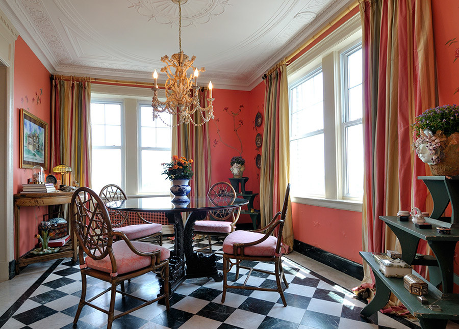Источник вдохновения для домашнего уюта: отдельная столовая среднего размера в классическом стиле с оранжевыми стенами, мраморным полом и разноцветным полом без камина
